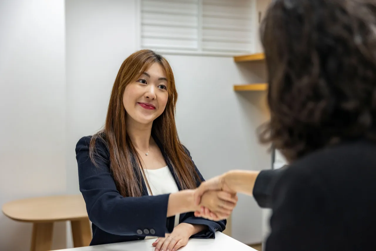 Candidate serrant la main d'une recruteuse lors d'un entretien d'embauche