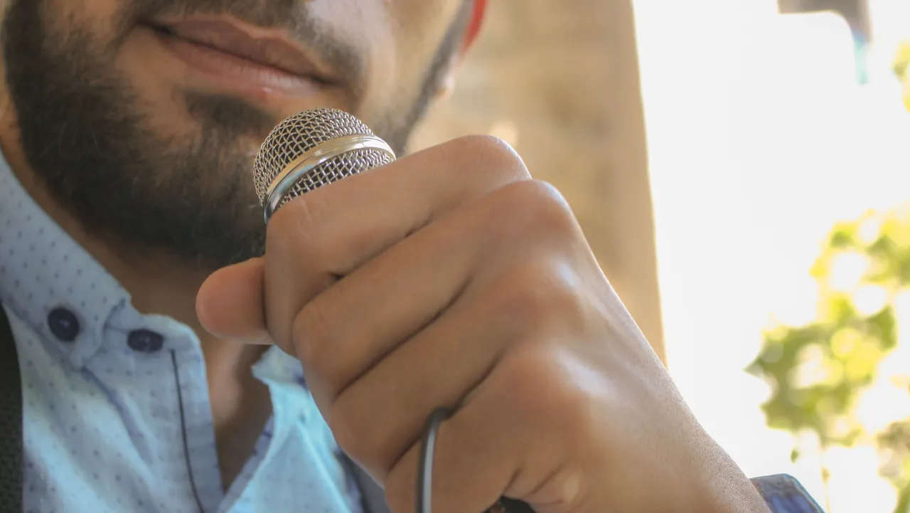 Personne parlant dans un microphone